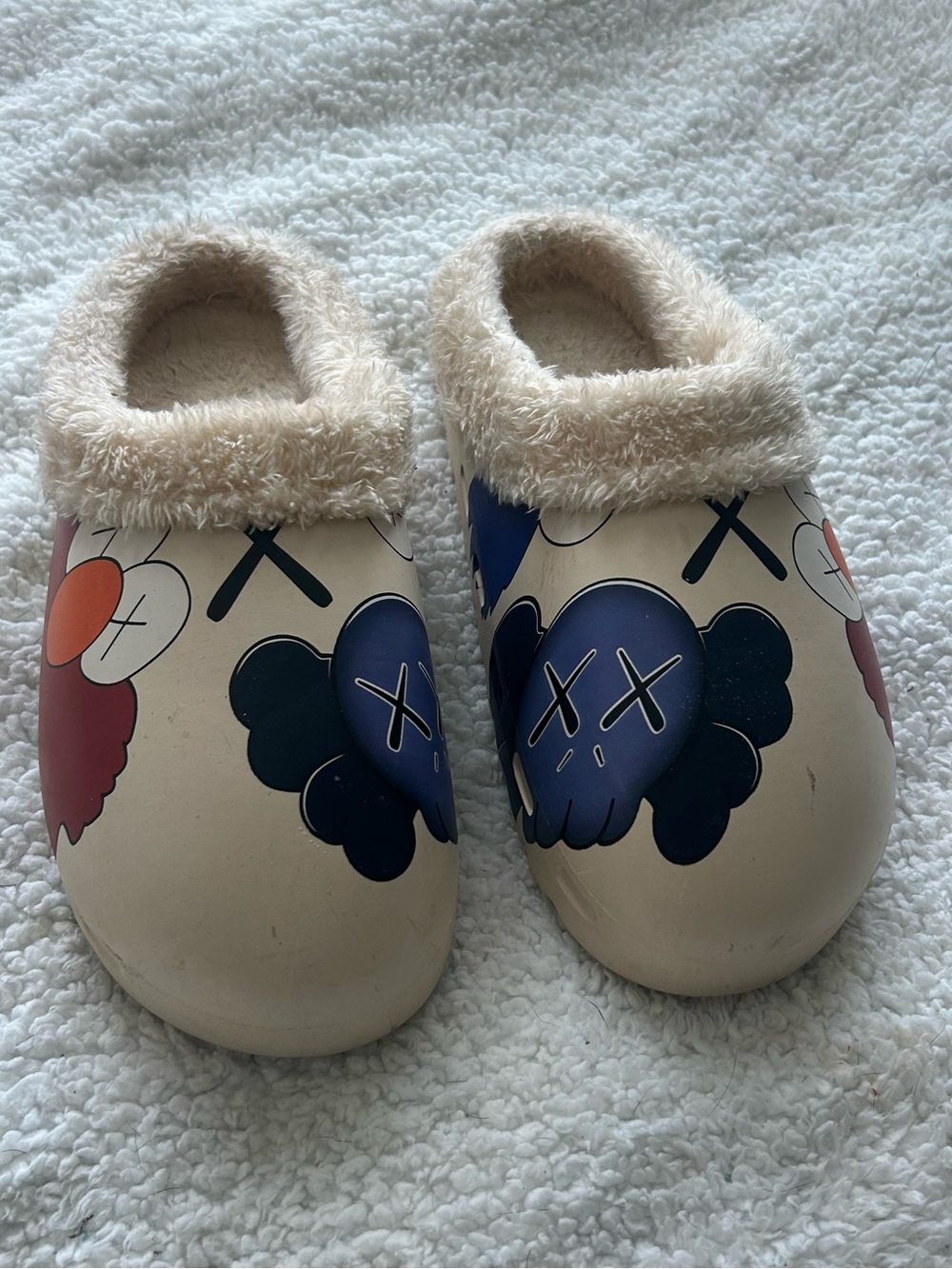 Graphic Fuzzy-Lined Slip-On Clogs in Cream with Navy Art